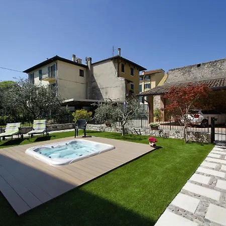 Accogliente Apt Al Centro Con Giardino E Jacuzzi דירה *