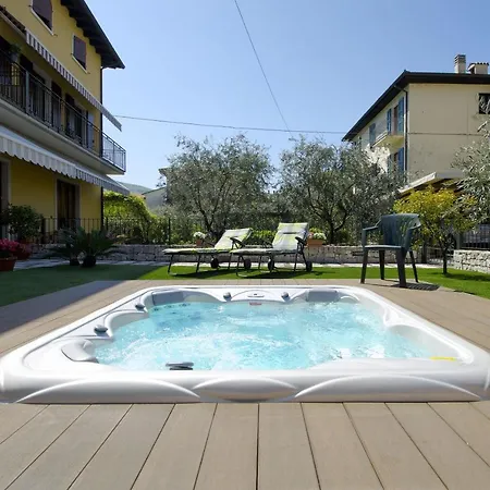 Accogliente Apt Al Centro Con Giardino E Jacuzzi
