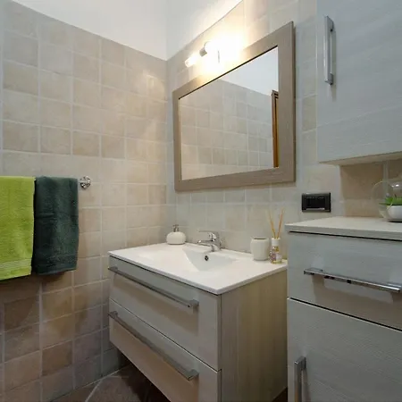 דירה Accogliente Apt Al Centro Con Giardino E Jacuzzi