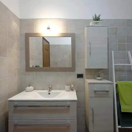 Apartment Accogliente Apt Al Centro Con Giardino E Jacuzzi Torri Del Benaco